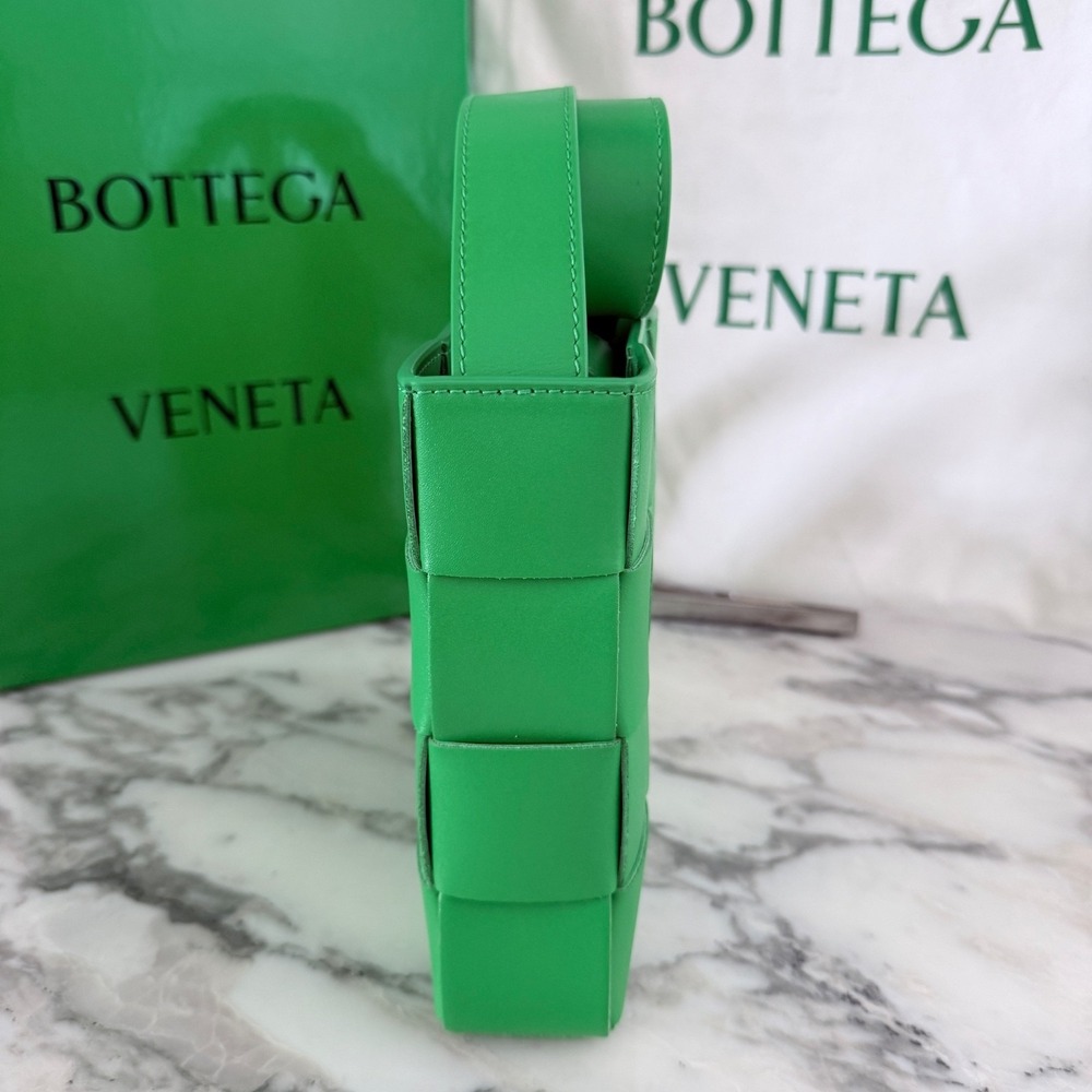 BOTTEGA VENETA 729298 Intrecciato Green Leather Cassette Shoulder bag - Picture 4 of 15